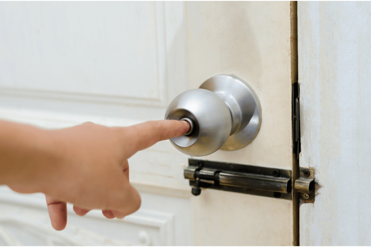 how to pick a doorknob lock